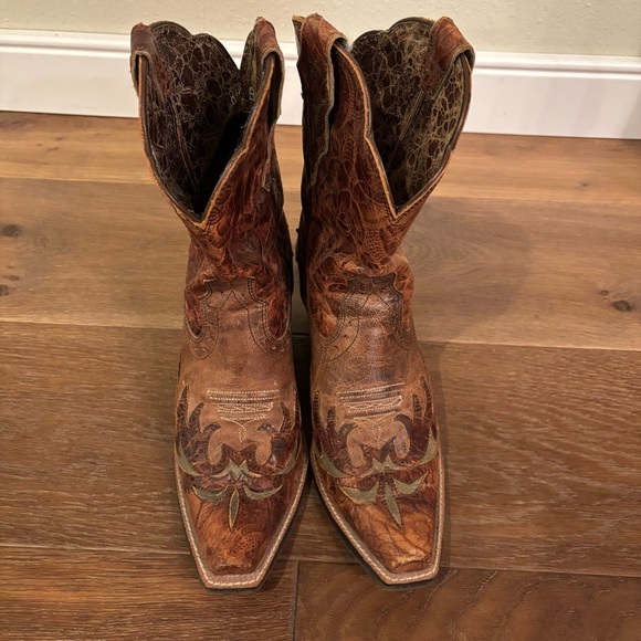 Ariat Dahlia Distressed Tooled Leather Western Cowboy Ankle Boots Womens 8.5 B - Picture 2 of 9